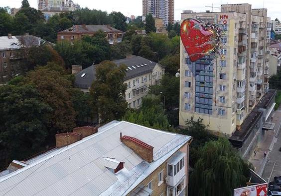 Новость - События - В Киеве появился новый мурал, символизирующий братскую любовь России