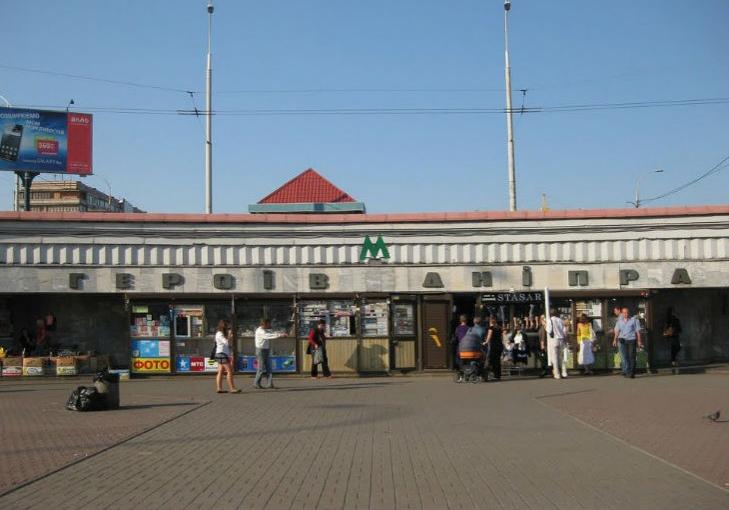 Новость - События - Фотофакт: на "Героев Днепра" экскаватором ломают вестибюль станции метро