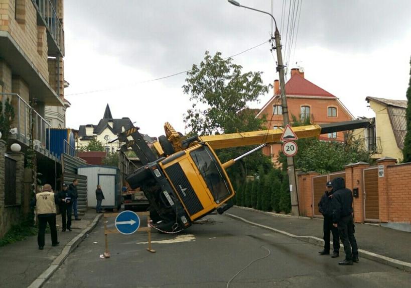 Новость - События - В Киеве автокран упал на частный дом