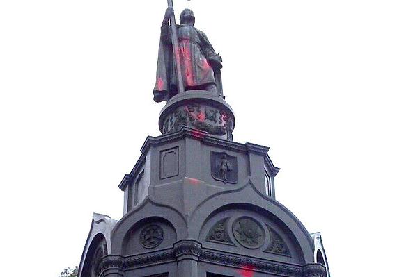 Новость - События - В Киеве осквернили памятник князю Владимиру по странной причине