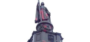 В Киеве осквернили памятник князю Владимиру по странной причине