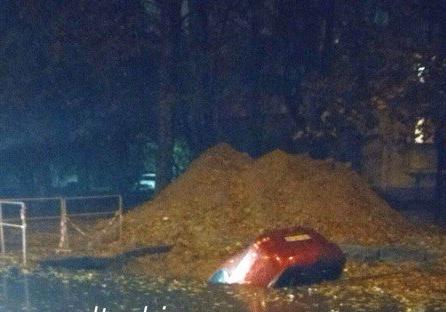 Новость - События - В Киеве машина провалилась в яму