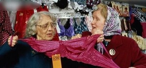 Видео: на Минской продавщицы не поделили место и устроили драку на стульях