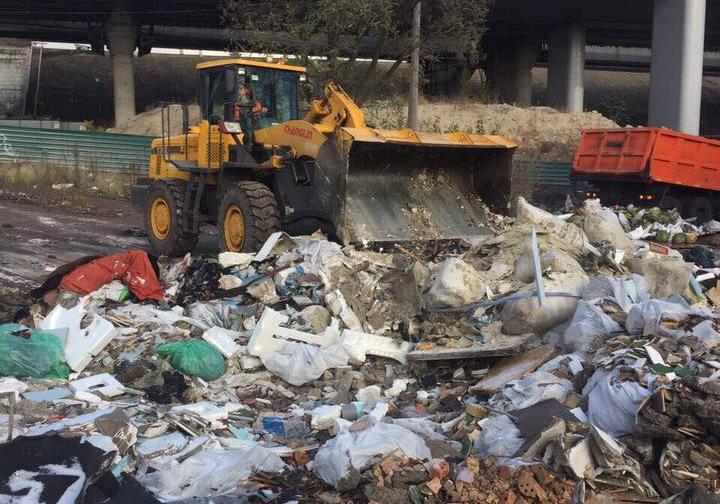 Новость - Транспорт и инфраструктура - Прощай, мусор: с берега Днепра начали убирать огромную стихийную свалку