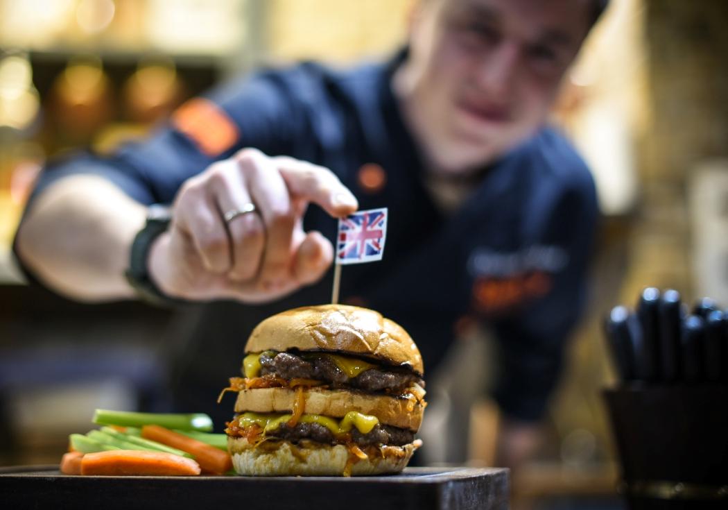 Новость - Досуг и еда - Что такое "хаггис" и как готовят говядину "Веллингтон": традиционные британские блюда в Sam’s Steak House
