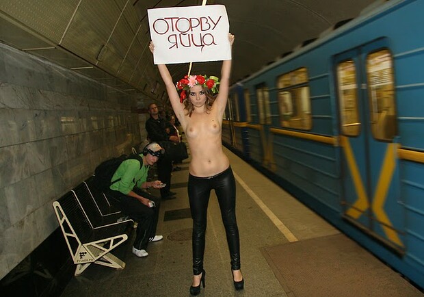 Активистка грозится лишить столичных мужчин достоинства.
Фото с сайта femen.livejournal.com