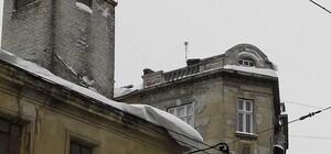 Бережись: у Львові  на перехожих чатують бурульки та снігові 