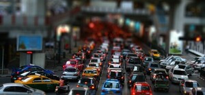 Благими намерениями: из-за эвакуации автокофейни оживленная улица застыла в пробке