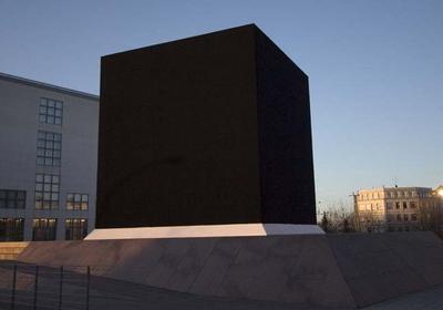 Новость - События - Полная безвкусица: на Андреевском спуске появился огромный черный "куб"