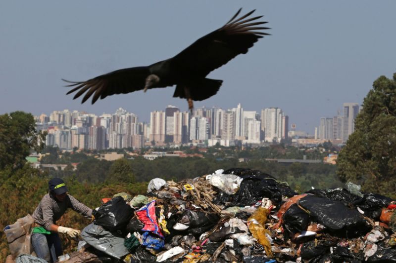 Новость - События - Это не Рио-де-Жанейро: двор на Печерске превратился в мусорную свалку
