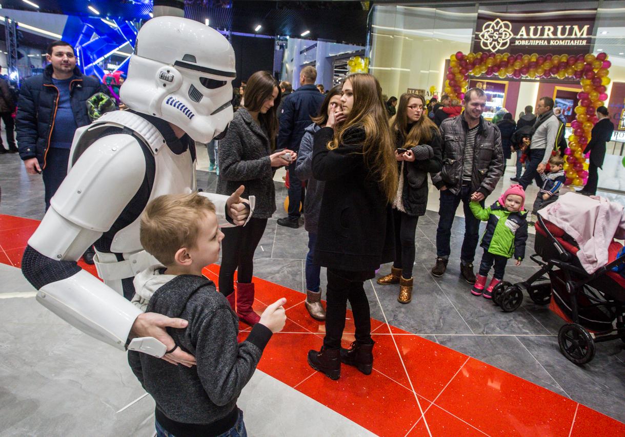Новость - События - Зеленые человечки и три бриллианта в подарок: как открывался самый большой ТРЦ в Украине Lavina Mall