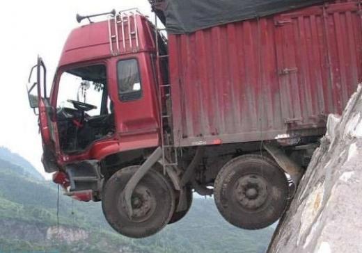 Новость - События - Фотофакт: на Харьковском грузовик повис на заборе