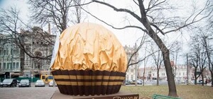 Реклама или поздравление: на Соборной площади появилась большая конфета