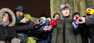 Надежда Савченко появилась на брифинге в скандальной  шапке из Запорожья