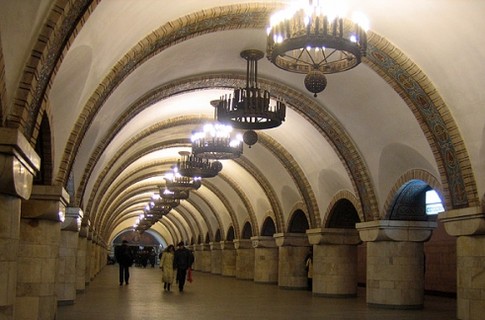 На станции метро "Золотые ворота" хотят построить дополнительную двигающуюся лестницу.
Фото с сайта gorodkiev.com.ua