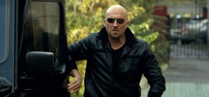 Фотофакт: на Соломенке Mercedes случайно уничтожил аллею