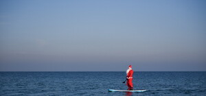 На гребне волны: в Одессе Санта-Клаус занимался серфингом