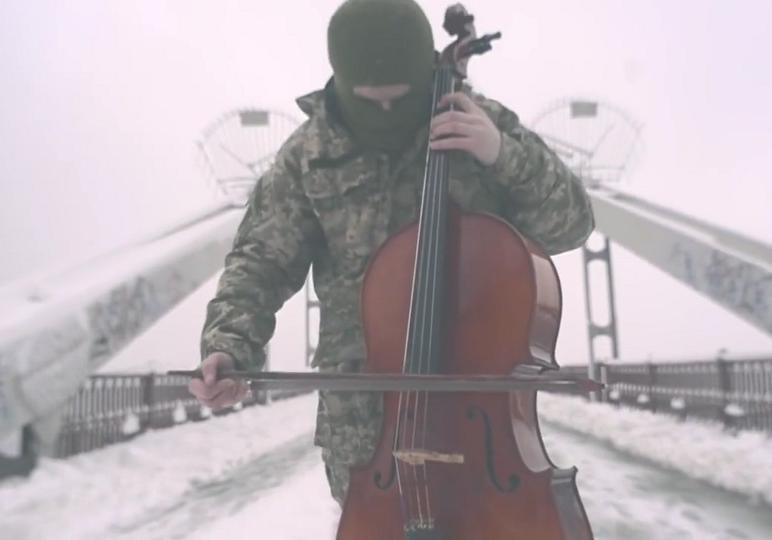 Новость - События - Дух захватывает: Боец АТО исполнил гимн на фоне заснеженного Киева