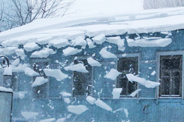 Новость - События - Снег на голову: в центре Киева на пешехода упала снежная глыба