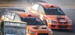 Приехали: возле станции метро 