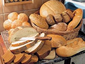 Буквально вчера стоимость хлеба в Киеве подскочила с 2,8 до 3,10 гривен.
Фото с сайта kp.ua