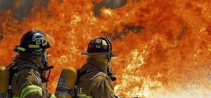 Синим пламенем: на Дорогожичах горит стройка