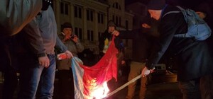 Видеофакт: в Харькове во время факельного шествия сожгли флаг УССР