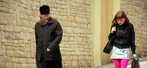 Бес попутал: святой отец умер развлекаясь с девушками легкого поведения