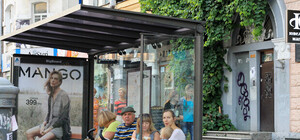 Експеримент: зупинки транспорту у центрі Львова дозволили обклеїти рекламою