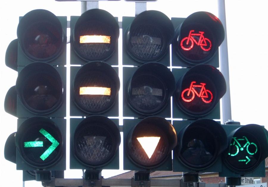 Новость - Транспорт и инфраструктура - Фотофакт: на Лукьяновке появился новый светофор