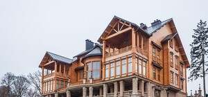 Чего добру пропадать: вещи из Межигорья продают в интернете