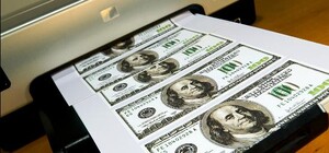 Рисовать мастерица: в Днепре девушка скупала телефоны за фальшивые доллары