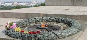 Остался без бронзы: в сети появились снимки изувеченного вандалами Вечного огня