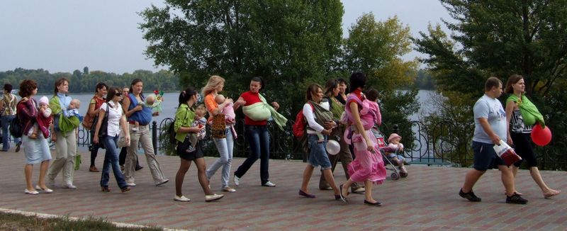 Парад слингомам.
Фото с сайта mns.kiev.ua