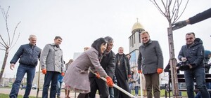 Фотофакт: посол Японії висадив у Львові алею сакур