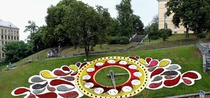 Новыми цветами: ко дню Киева обновят цветочные часы на Майдане