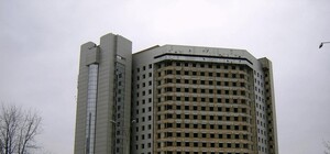 Фотофакт: недострой на Левобережной завесили тканью