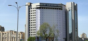 Фотофакт: скандально дорогой баннер на долгострое возле Левобережки устал