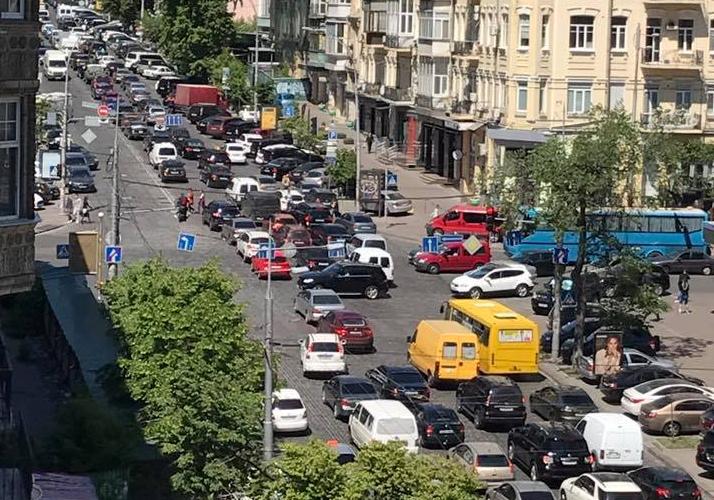 Новость - Транспорт и инфраструктура - Фотофакт: пользователи соцсетей назвали самый опасный перекресток Киева