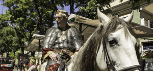 Пороховая башня: на Дерибасовской прошел рыцарский марш