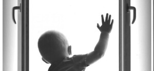 Трагическая случайность: под Киевом двухлетний ребенок выпал с четвертого этажа