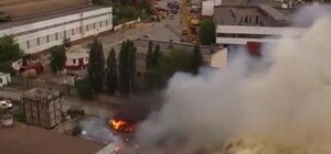 Бушует пламя: крупный пожар на Выдубичах сняли с высоты птичьего полета