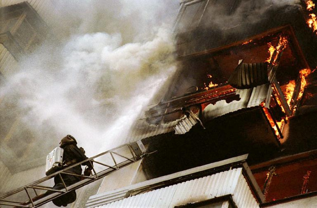 Новость - События - Масштабный пожар на Теремках: горело сразу 2 квартиры