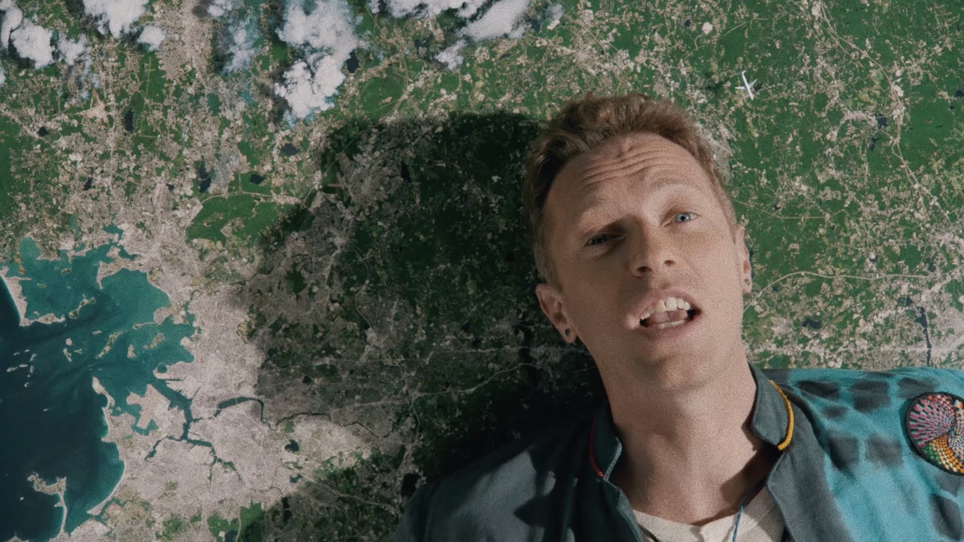 Скриншот из клипа Coldplay  "Up&Up"