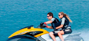 Правила ужесточили: прокатчиков катамаранов и гидроциклов выдворяют с пляжей