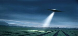 Фотофакт: в небе над Симферополем заметили похожий на НЛО объект