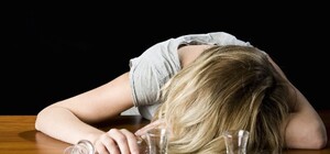 Отдохнули с друзьями: 13-летняя девочка на пляже отравилась суррогатной водкой