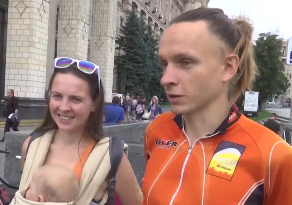 Новость - События - Не сидится: киевляне уехали в кругосветное путешествие на велосипедах с младенцем