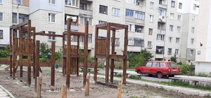 Зроби сам: мешканці Винник власними силами облаштовують дитячий майданчик