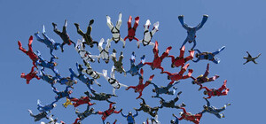 Фотофакт: под Харьковом парашютисты готовятся установить национальный рекорд